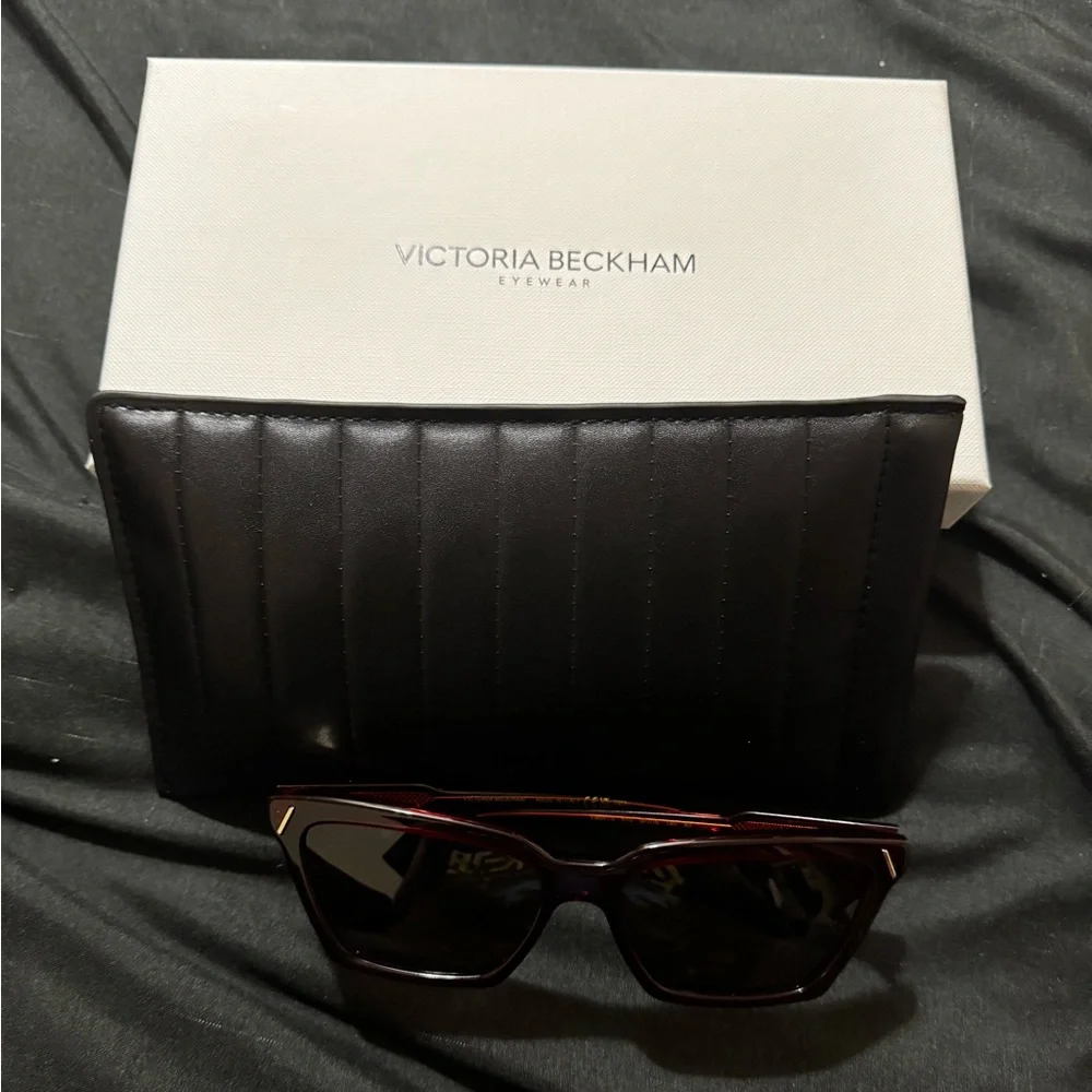 Victoria Beckham Women's Sunglasses Red Cat Eye Shape Full Rim Frame VB661S 610 - Picture 1 of 4